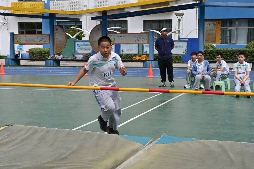踢球技巧高超，欢呼声不绝于耳，现场气氛热烈