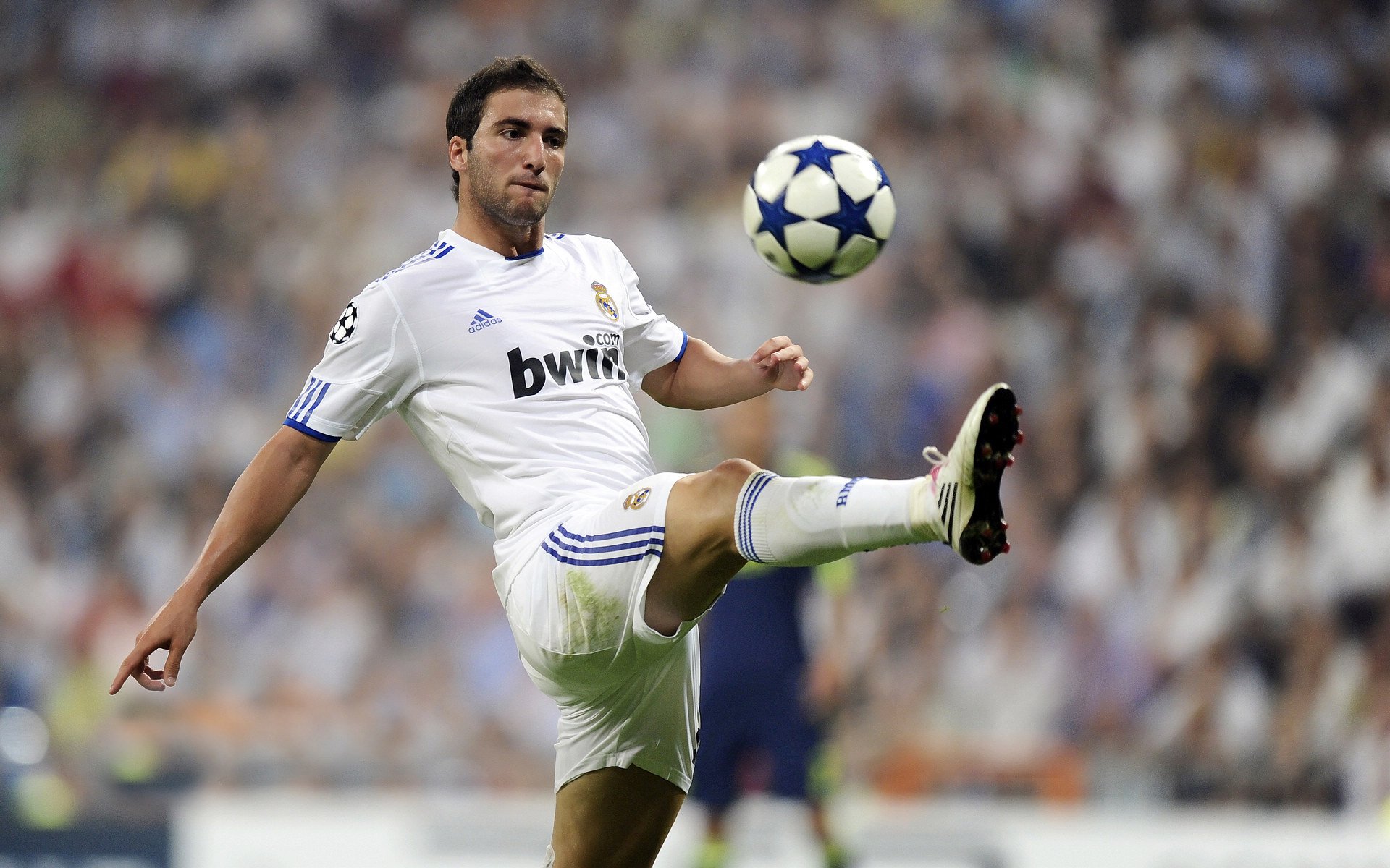 内马尔在RNG比赛中战术调整，重返赛场引发热议！热度持续攀升